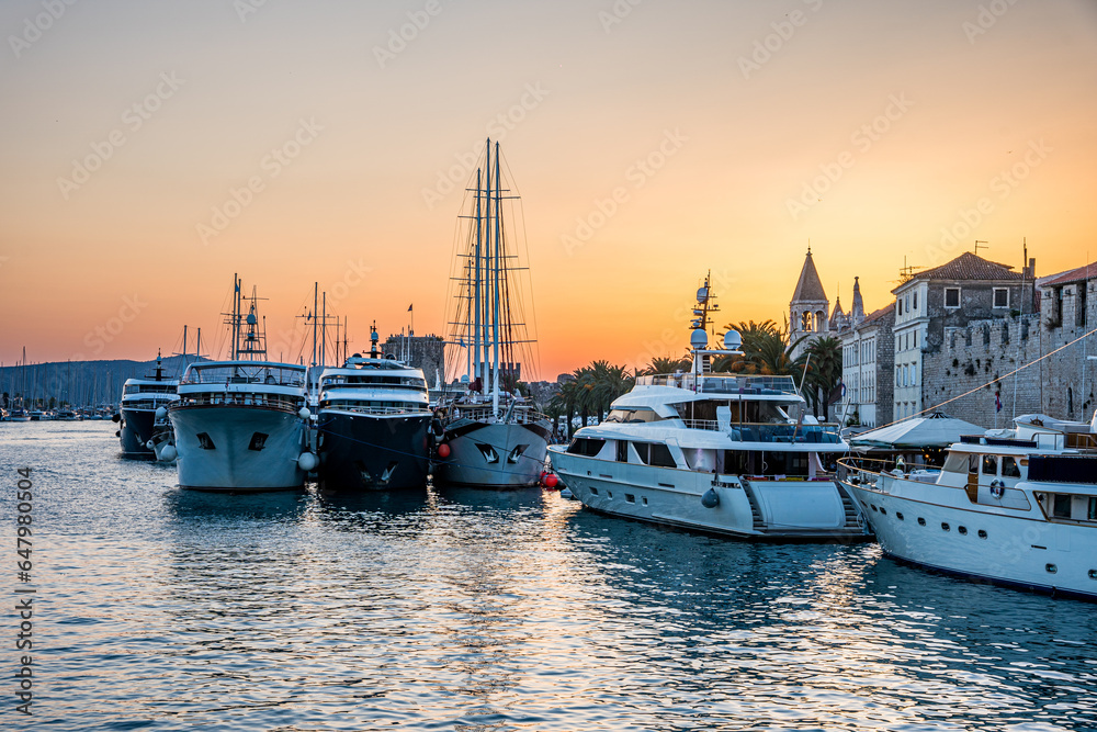 Chorwacja, port w Trogirze wieczorem podczas zachodu słońca