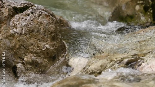 Wasser in einem Gebirgsbach in Zeitlupe