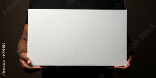 Mockup empresa de lujo de delivery, hombre repartiendo caja grande blanca para texto, branding packaging caja cuadrada de cartón  photo