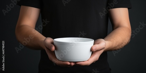 Mockup cuenco de cerámica artesana en blanco, bol blanco para insertar texto, hombre agarrando tazón de cereales para el desayuno