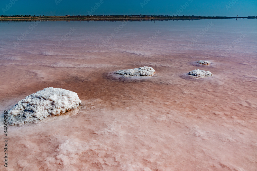 Salt On Rocks Foto de Salt Lake. Self-settling sodium chloride salt on rocks near the ...
