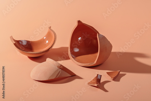 Cuadro en lienzo Details of broken ceramic cup on beige background