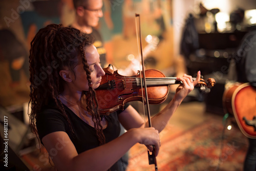 Canvas Print A female violinist plays the violin