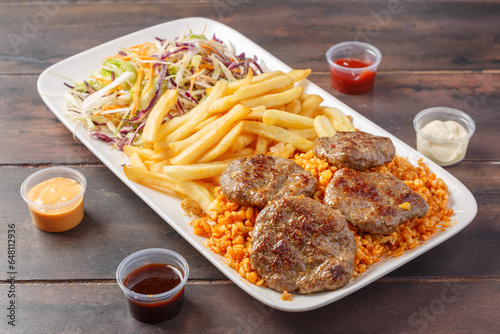 Assiette steak avec des frites, légumes et sauces. Restauration rapide. Spécialité turque.