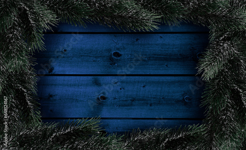 Blauer Holzhintergrund mit weihnachtlicher Dekoration