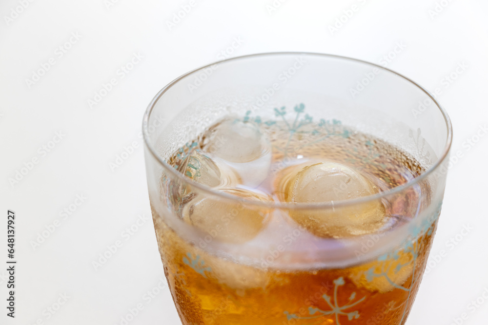 グラスに注がれた冷たいお茶 グラスに注がれた冷たいお茶