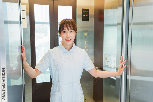 エレベーターに乗る看護師