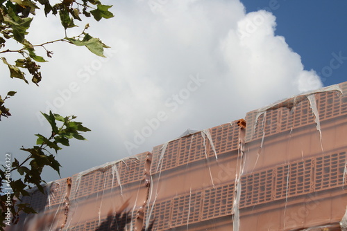 Mattoni appena imballati per esser spediti nel cantiere edile photo