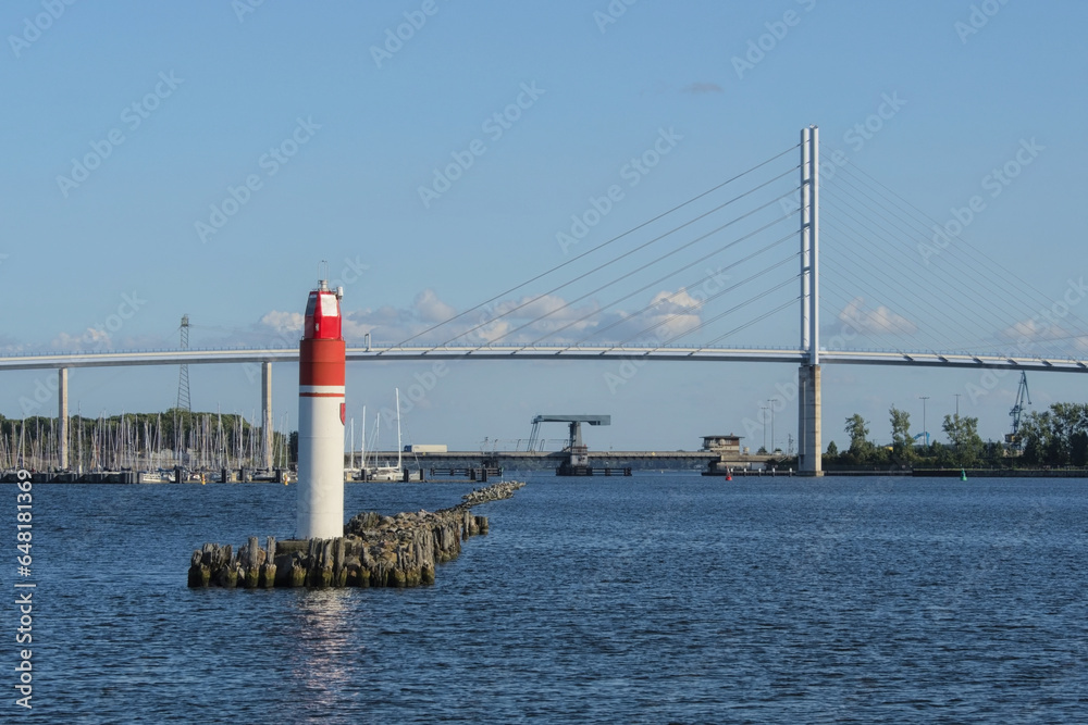 Stralsund - Strelasund, Molenfeuer auf der Mittelmole, im Hintergrund die beiden Rügenbrücken, Mecklenburg-Vorpommern, Deutschland, Europa