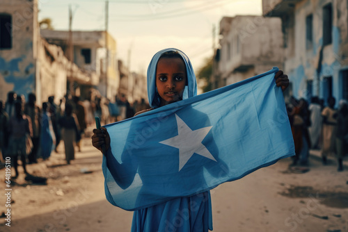 Une fille somalienne tenant le drapeau de la Somalie, dans une rue de Mogadiscio photo