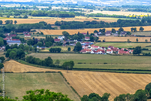 Paysage de Côte d’Or vu de Châteauneuf -en-Auxois, France 