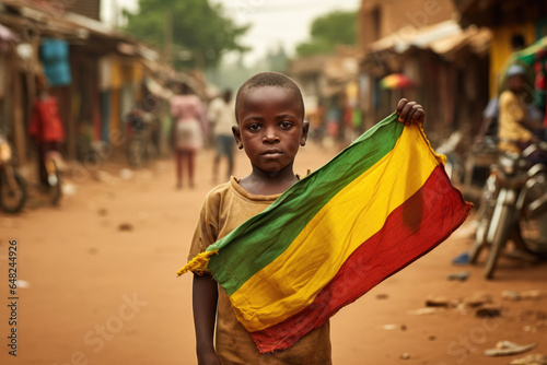 Un garçon malien  tenant le drapeau du Mali dans les rues de Bamako