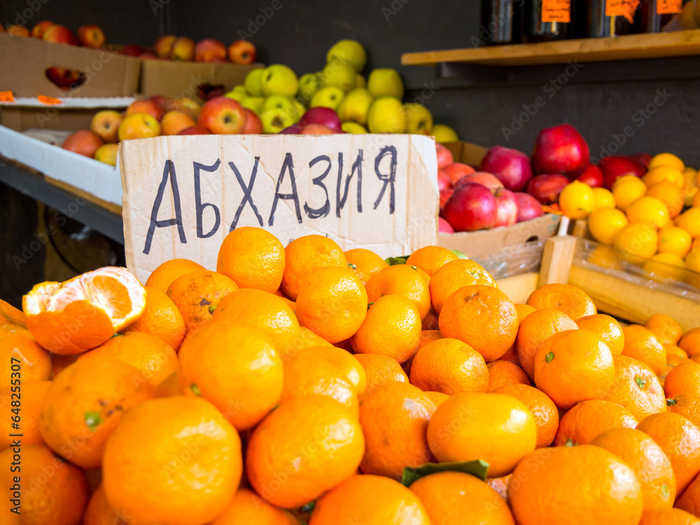 A counter with tangerines and a plate indicating their origin