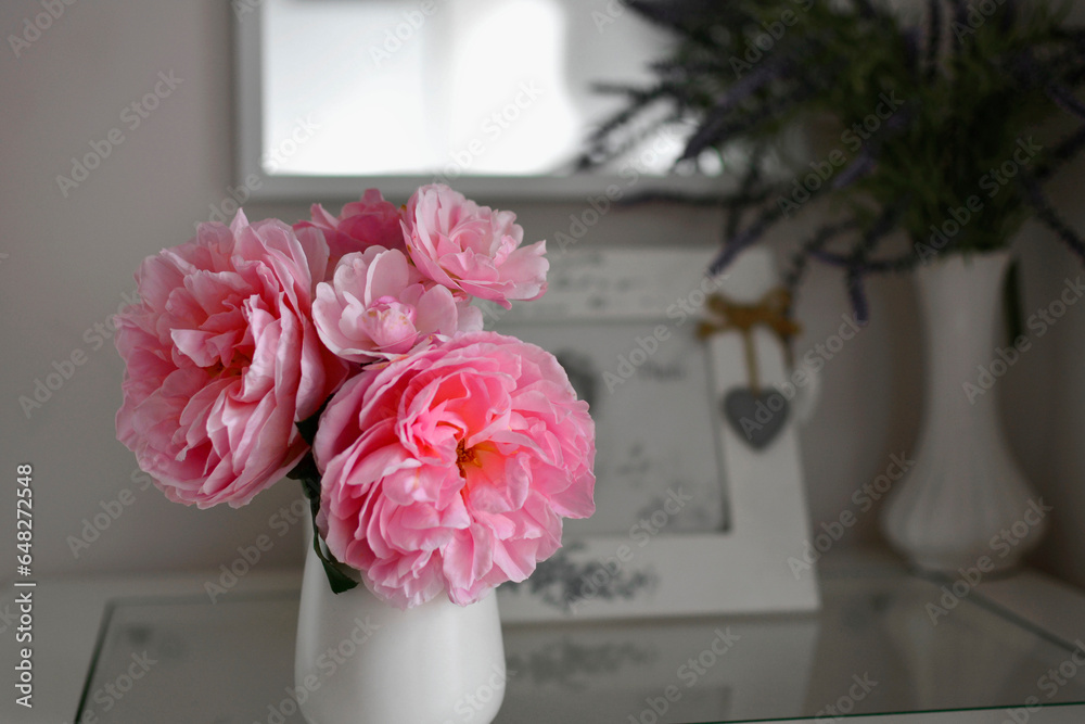 romantyczna rózowa roża w białym wazonie na stoliku, romantyczne tło, rózowa róza w wazonie, róza i ramka ze zdjęciem, romantic pink rose in a white vase on the table, romantic background - obrazy, fototapety, plakaty 