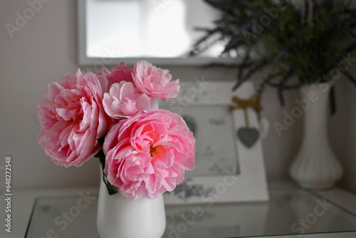 romantyczna rózowa roża w białym wazonie na stoliku, romantyczne tło, rózowa róza w wazonie, róza i ramka ze zdjęciem, romantic pink rose in a white vase on the table, romantic background