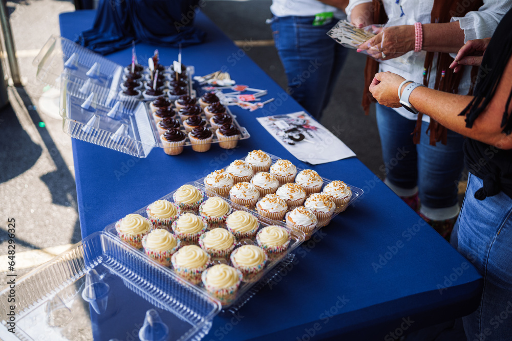 Obraz premium Chocolate and Vanilla Cupcakes on a Table