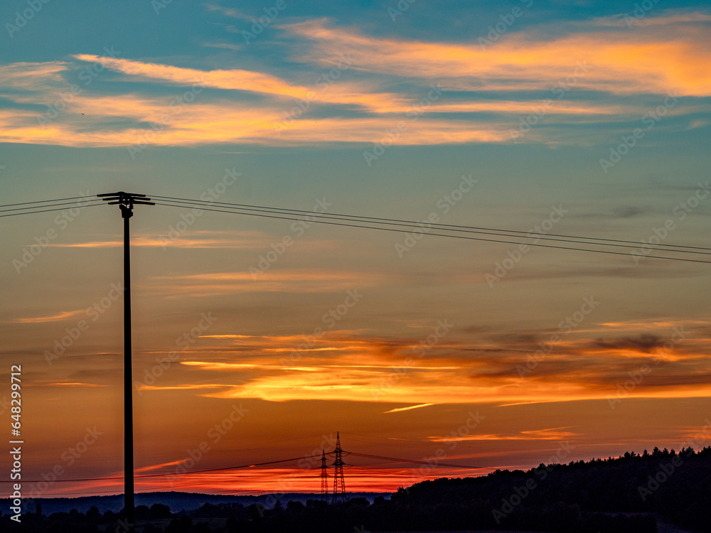 Strommasten einer Überlandleitung nach Sonnenuntergang Strommasten einer Überlandleitung nach Sonnenuntergang