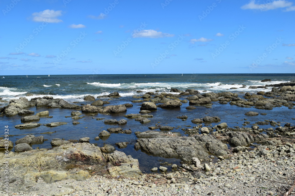 湯野浜海岸の岩場風景 ／ 山形県の湯野浜海岸は、非常にきれいな白砂と奇岩怪石の磯が続く美しい景観のリゾート地です。湯野浜は全国の名所の中から「日本の夕陽百選」にも選ばれたエリアです。日本海に沈む夕陽は大変素晴らしい景観で、日本海トップランクのリゾート地として、五感の全てを満たす多くの魅力にあふれたエリアです。