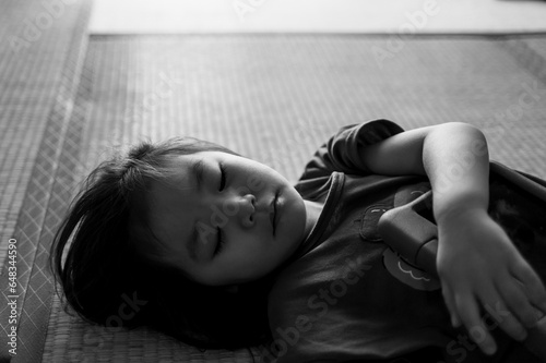 Canvas Print Little girl lying down on tatami