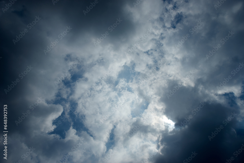 雲の空き間を抜けると向こうは青空