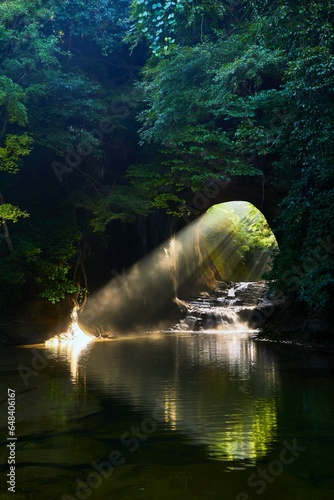 素振りトンネルから朝日の光芒 亀岩の洞窟(濃溝の滝)