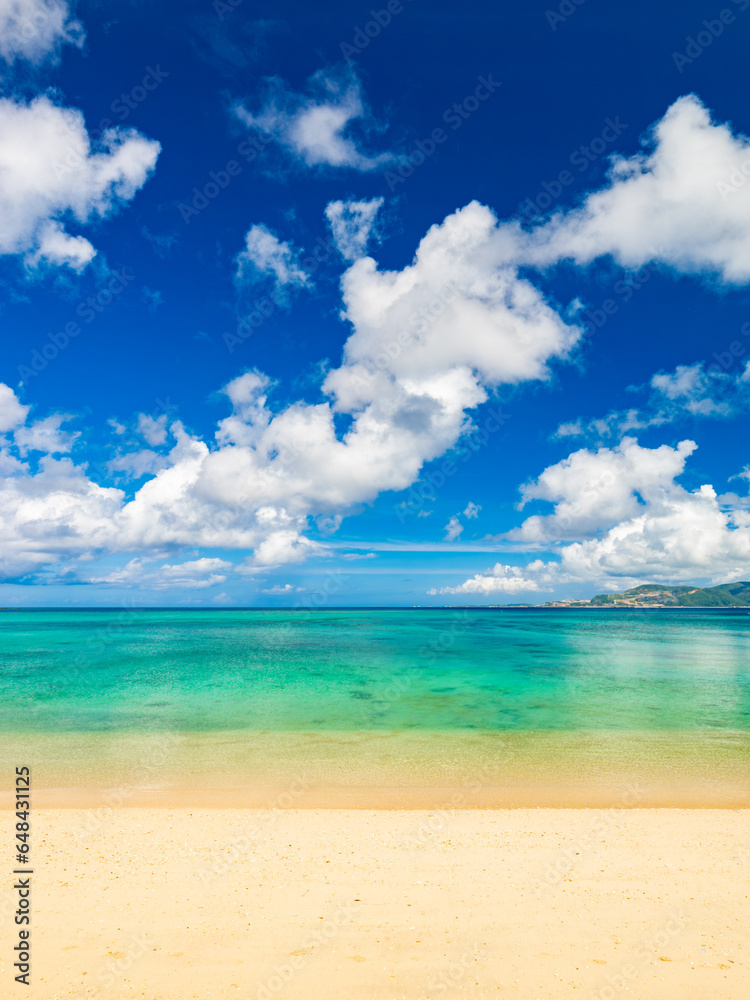 Obraz premium 【夏】白い砂浜と青い海のビーチ 沖縄の名護市