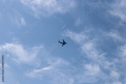 大空を飛ぶ自衛隊機と飛行機雲