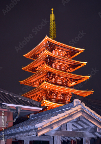 Pagoda iluminada de noche en Asakusa, japón