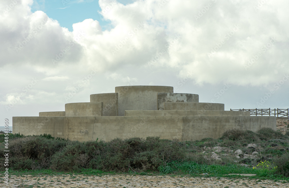 forte de arquitetura moderna localizado perto do mar  