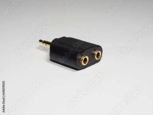 3.5mm stereo headphone splitter adapter. Analogue audio cables and adapters. Adapter allows you to connect two sets of headphones to one audio device