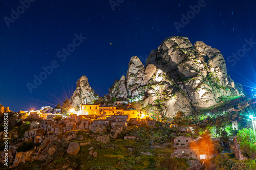 Vista del paese abbandonato di Pentidattilo di notte con il cielo stellato