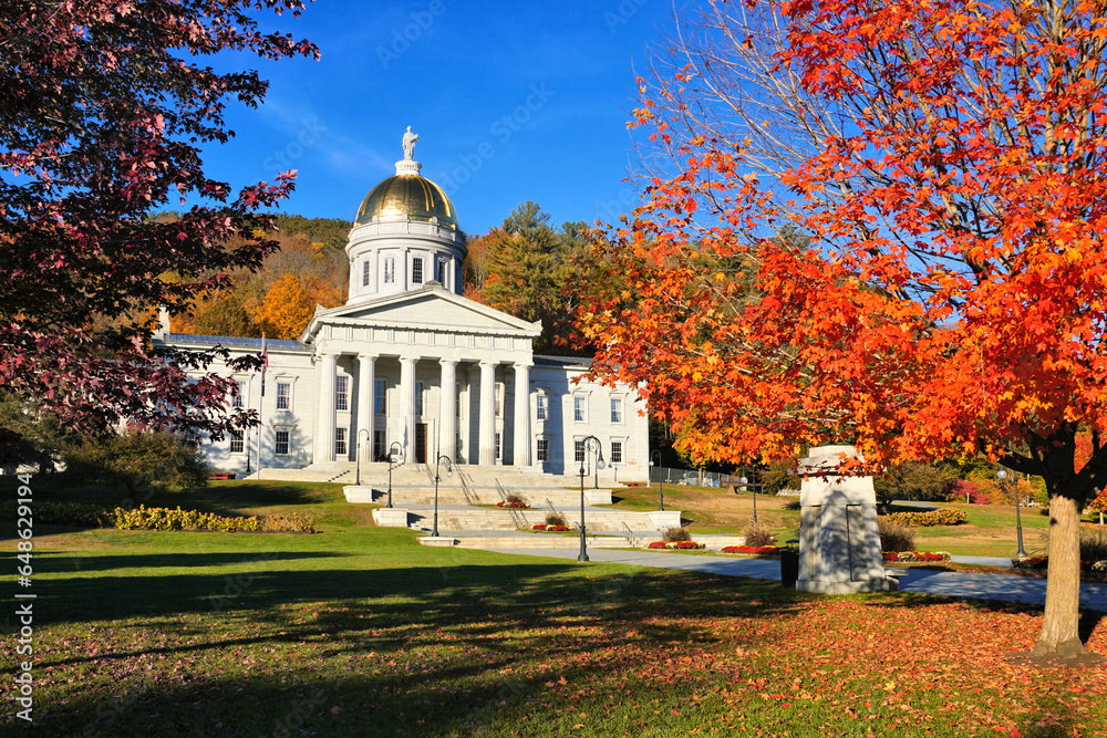 Obraz premium Vermont State House with vibrant fall leaves, Montpelier, USA