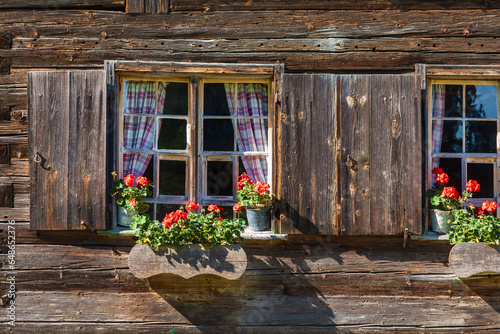 Fenster - Allgäu - urig - Holz - Chalet - Blumen photo