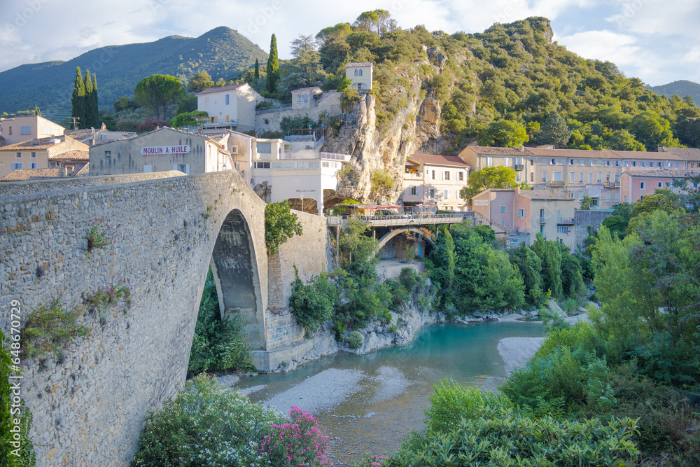 Le pont roman enjambe l'Eygues à Nyons dans la Drôme des Baronnies