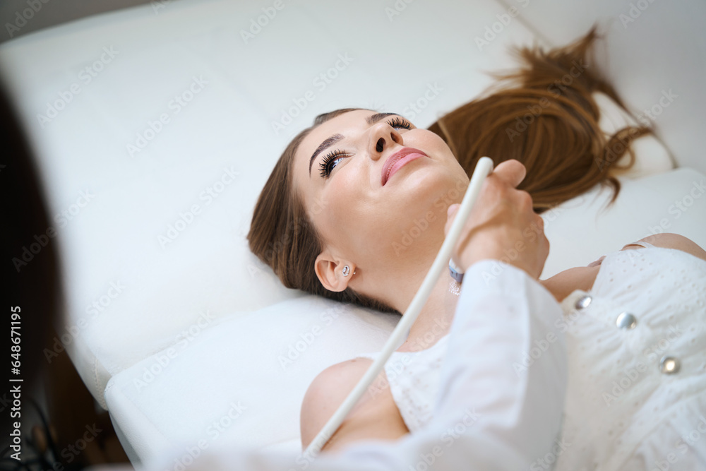 Fototapeta premium Expectant mother lies on a medical couch