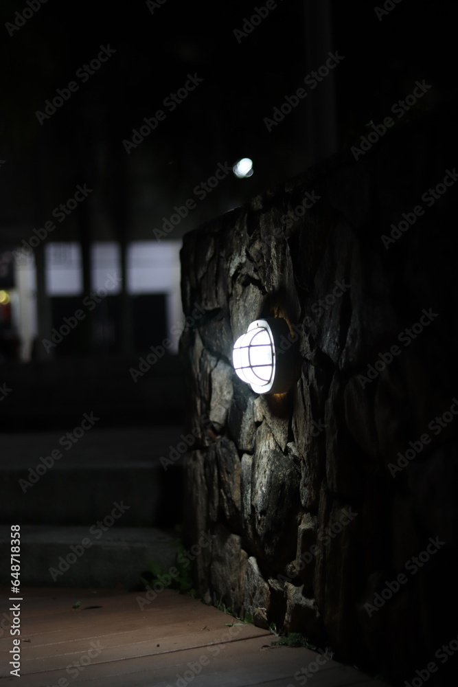 Lâmpada na parede, iluminação em pedra