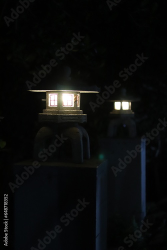 Lâmpada em formato de mini casa, acesa a noite, estilo chinês em uma rua deserta