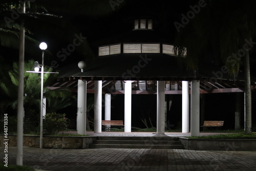construção iluminada a noite