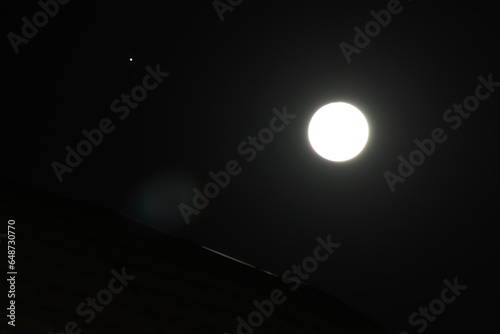 Foto da lua, junto com estrelas posicionadas alinhadamente