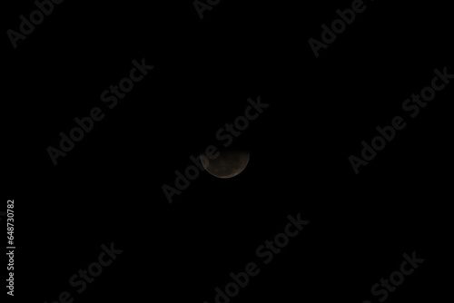 Foto da lua entre nuvens