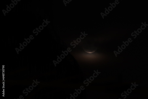 Foto da lua entre nuvens