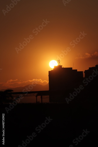 Pôr do sol entre prédios