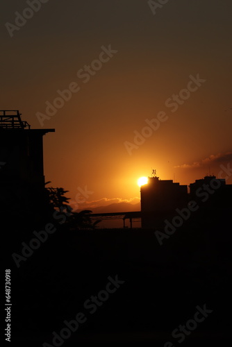 Pôr do sol entre prédios