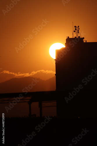 Pôr do sol entre prédios