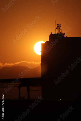 Pôr do sol entre prédios