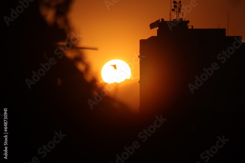Pôr do sol entre prédios