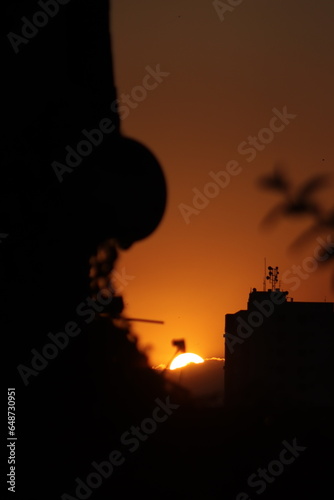 Pôr do sol entre prédios