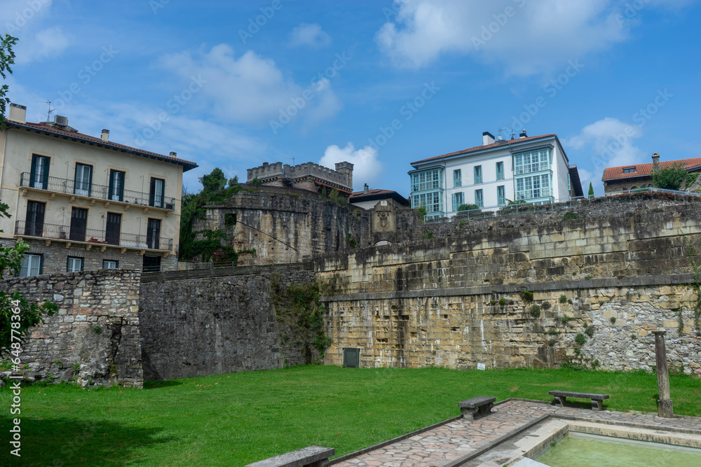 vista de la muralla de Hondarribia en el país Vasco, España