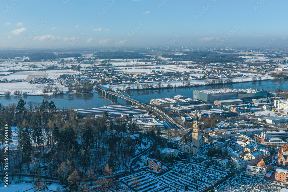 Ausblick auf das verschneite Donautal bei Deggendorf an einem kalten Wintermorgen Ausblick auf das verschneite Donautal bei Deggendorf an einem kalten Wintermorgen