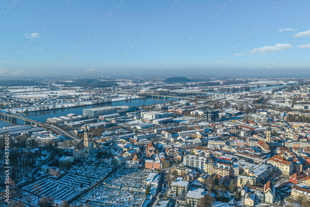 Dunstiger, frostiger Wintermorgen über dem niederbayerischen Donautal bei Deggendorf